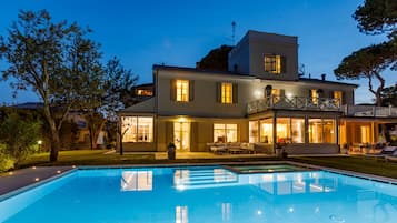 Piscina coperta, lettini