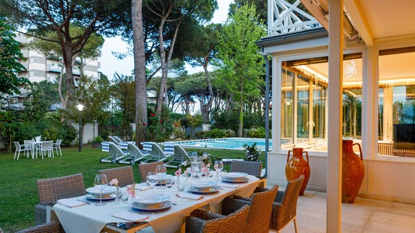 Outdoor dining - Villa Guidi 10, Emma Villas (Cervia)