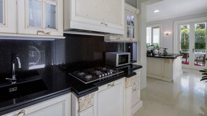 Fridge, microwave, oven, stovetop - Villa Guidi 10, Emma Villas (Cervia)
