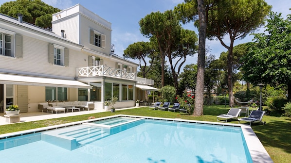 Indoor pool, sun loungers