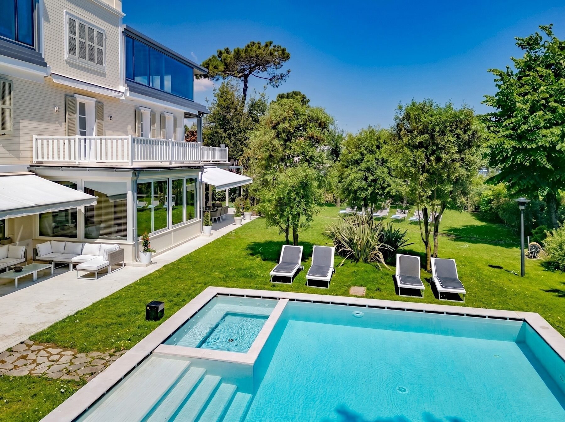 Indoor pool, sun loungers