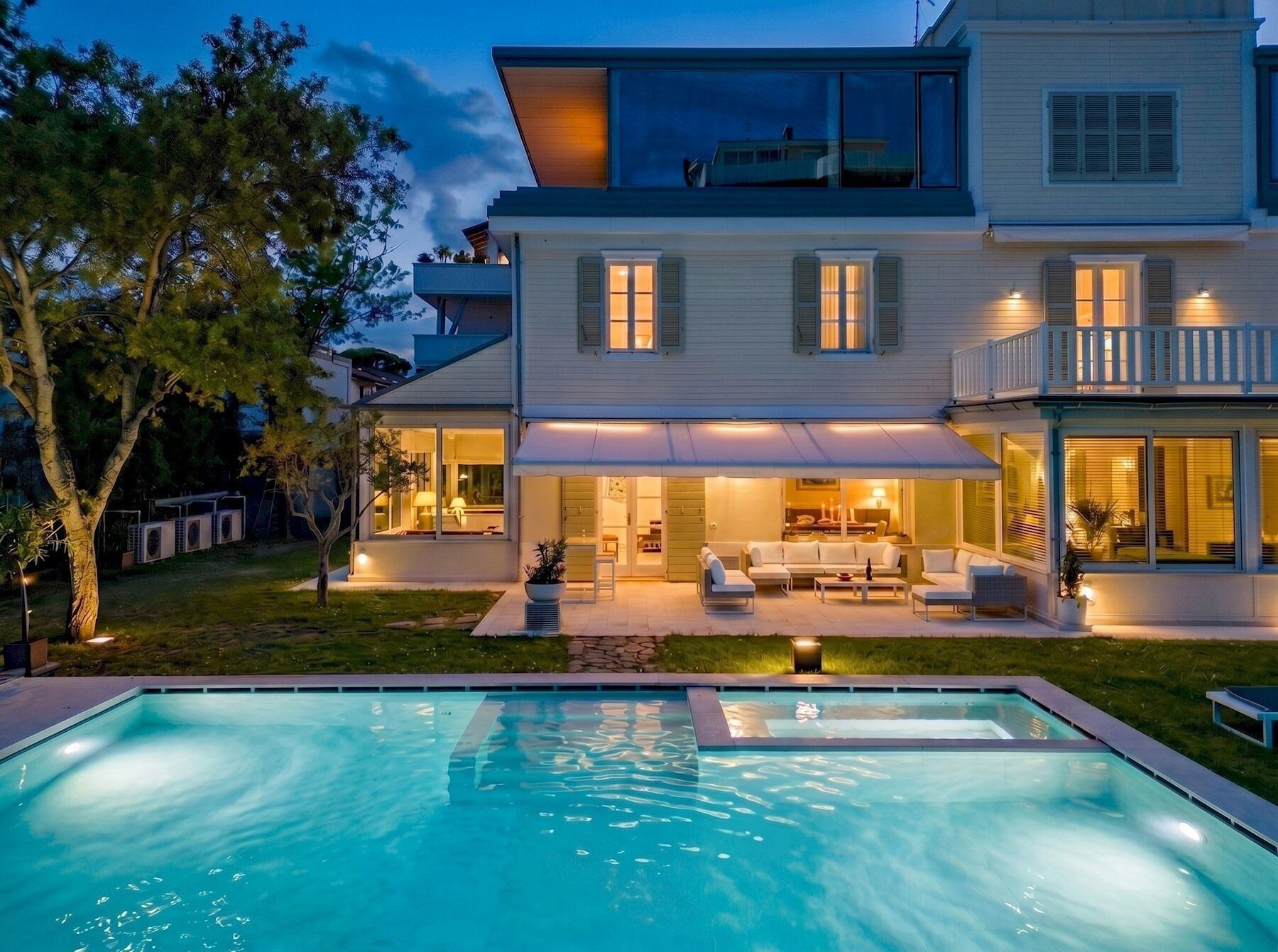Piscine intérieure, chaises longues