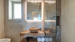 Bruser, hårtørrer, bidet, håndklæder