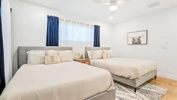 5 bedrooms, desk, iron/ironing board, travel cot