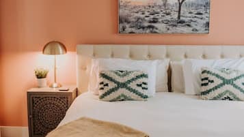 5 soverom, skrivebord, strykejern/-brett og reiseseng for barn