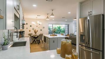 Geladeira, micro-ondas, fogão, cooktop