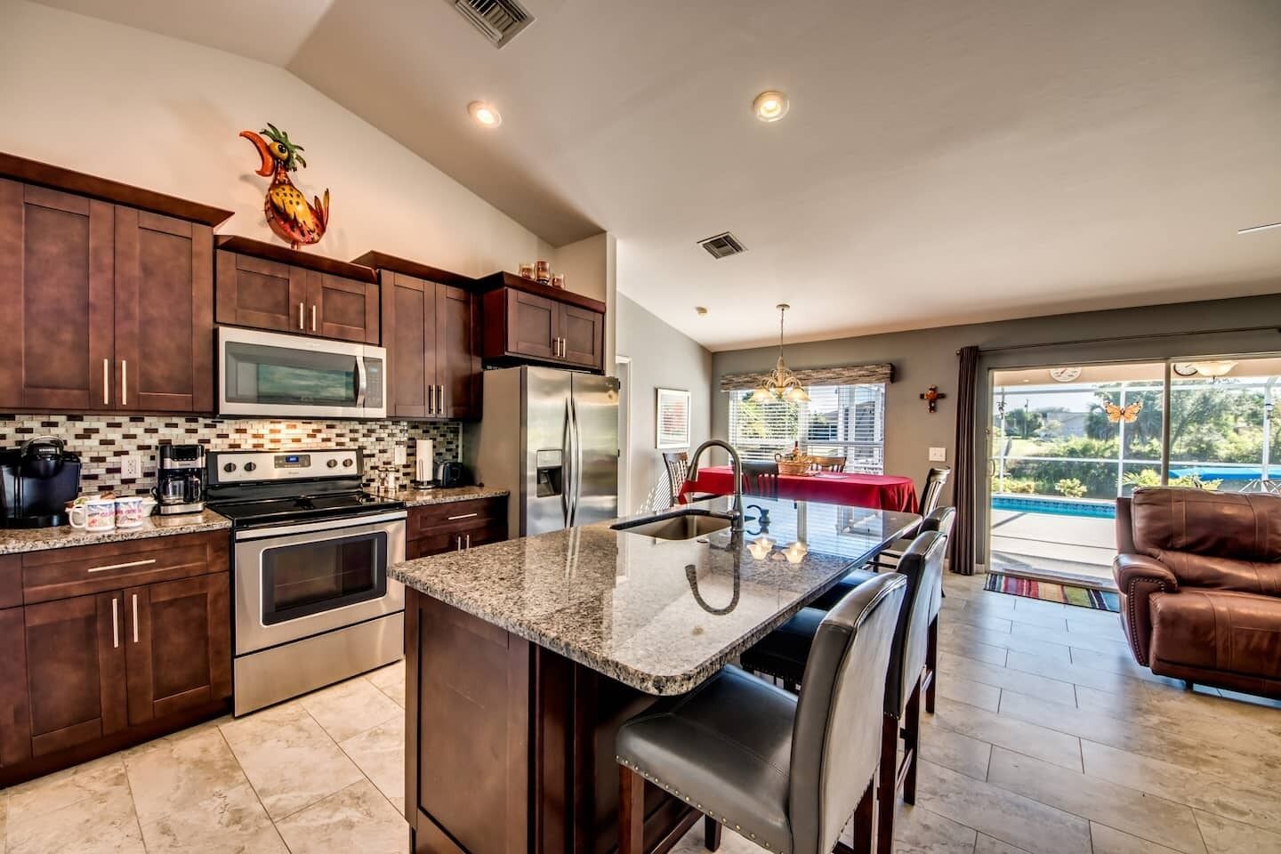 Jääkaappi, mikroaaltouuni, uuni, liesi