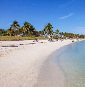 Plage à proximité, chaises longues