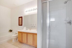 Maison, 2 grands lits (Windwood Bay Vacation Home) | Salle de bain