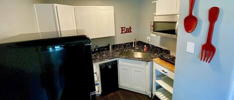 Frigorífico, microondas, horno y placa de cocina