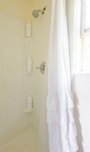 Douche, sèche-cheveux, serviettes fournies, savon