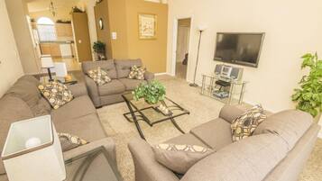 House, Multiple Beds (Yvonne's Indian Point Vacation Home) | Living room