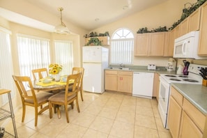 Nhà, nhiều giường (Yvonne's Indian Point Vacation Home) | Bếp riêng