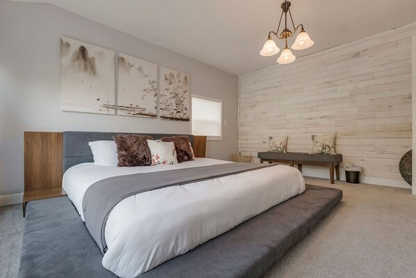 3 habitaciones, escritorio y tabla de planchar con plancha