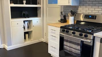 Refrigerador, cafetera y tetera y utensilios de cocina