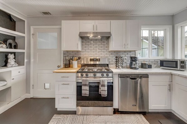 Kühlschrank, Wasserkocher mit Kaffee-/Teezubehör