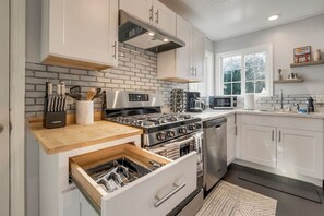 Een koelkast, een koffiezetapparaat/waterkoker