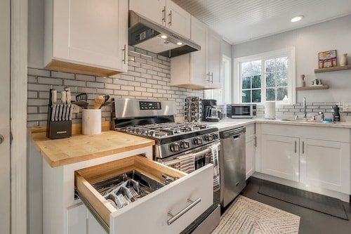 Japanese-Style Retreat: Fountain, Hot Tub, Arcade