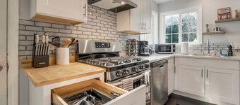 Japanese-Style Retreat: Fountain, Hot Tub, Arcade