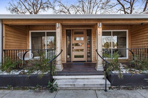 Japanese-Style Retreat: Fountain, Hot Tub, Arcade