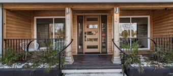Japanese-Style Retreat: Fountain, Hot Tub, Arcade