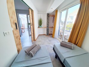 3 habitaciones, tabla de planchar con plancha y cuna de viaje 
