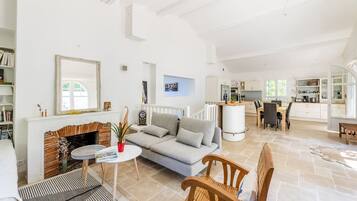 Télévision, lecteur de DVD, table de tennis de table, livres