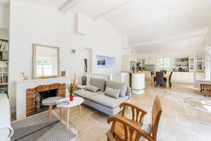 Télévision, lecteur de DVD, table de tennis de table, livres