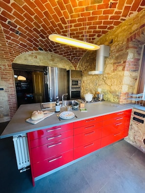 Fridge, microwave, oven, stovetop - Villa Sutherland with private pool (Montaldo Bormida)