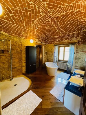 Combined shower/bathtub, hair dryer, slippers, towels