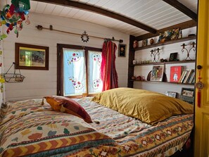 1 bedroom, free WiFi, bed sheets - Belle des Prés" caravan, Nordic bath and shared pool. (Sigalens)