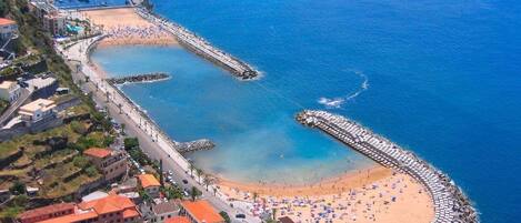 Plage à proximité, chaises longues