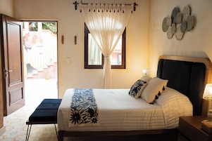 Habitación cuádruple superior, 1 habitación, no fumadores | Caja fuerte, cunas gratuitas, ropa de cama