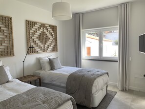 5 bedrooms, desk, iron/ironing board, WiFi