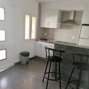 Microwave, coffee/tea maker, cookware/dishes/utensils