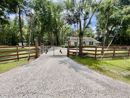 Property grounds. Cozy Cottage - Close to Everything, Nature Lovers Dream!