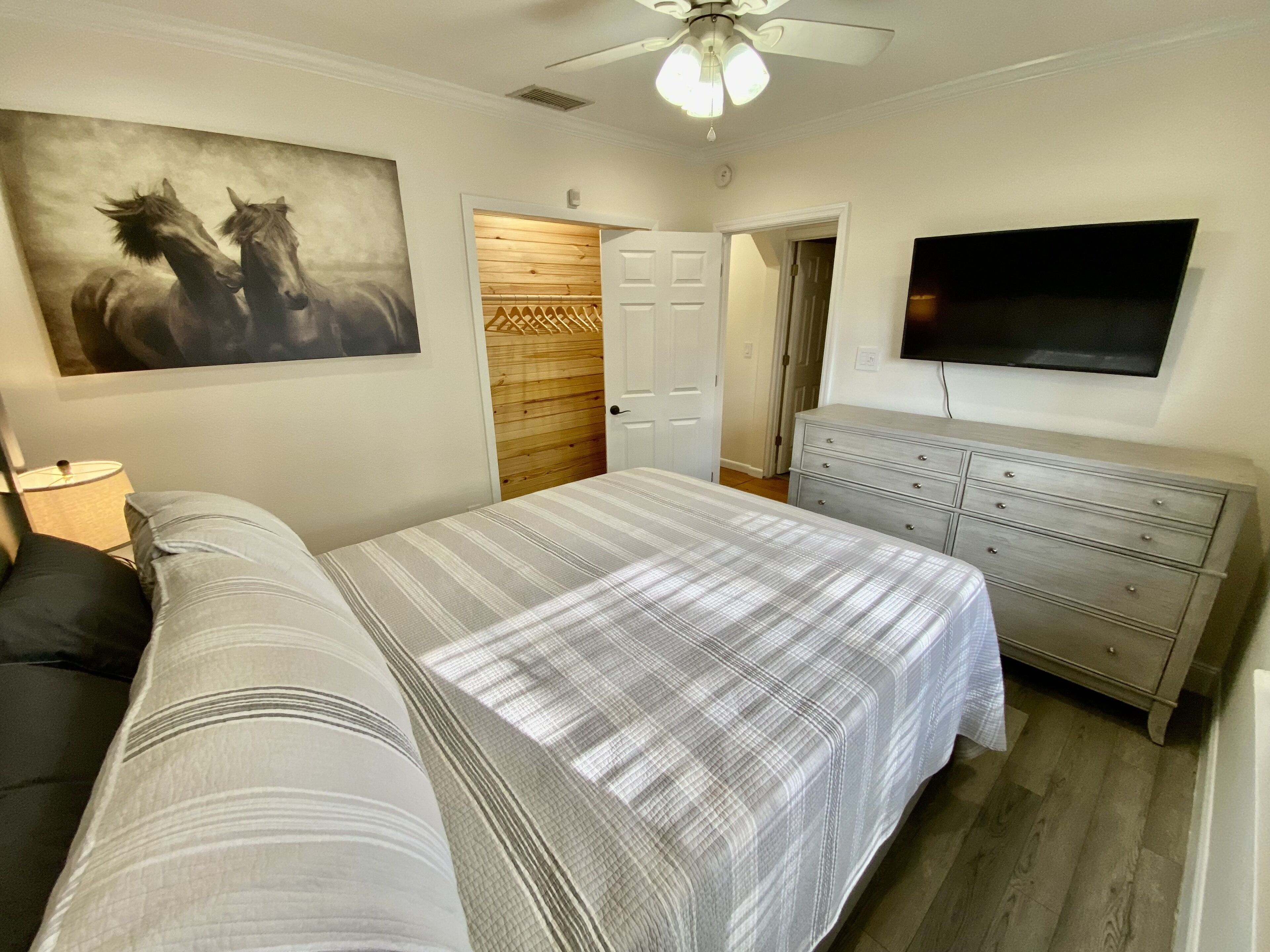 2 室のベッドルーム、デスク、アイロン / アイロン台、旅行用ベビーベッド