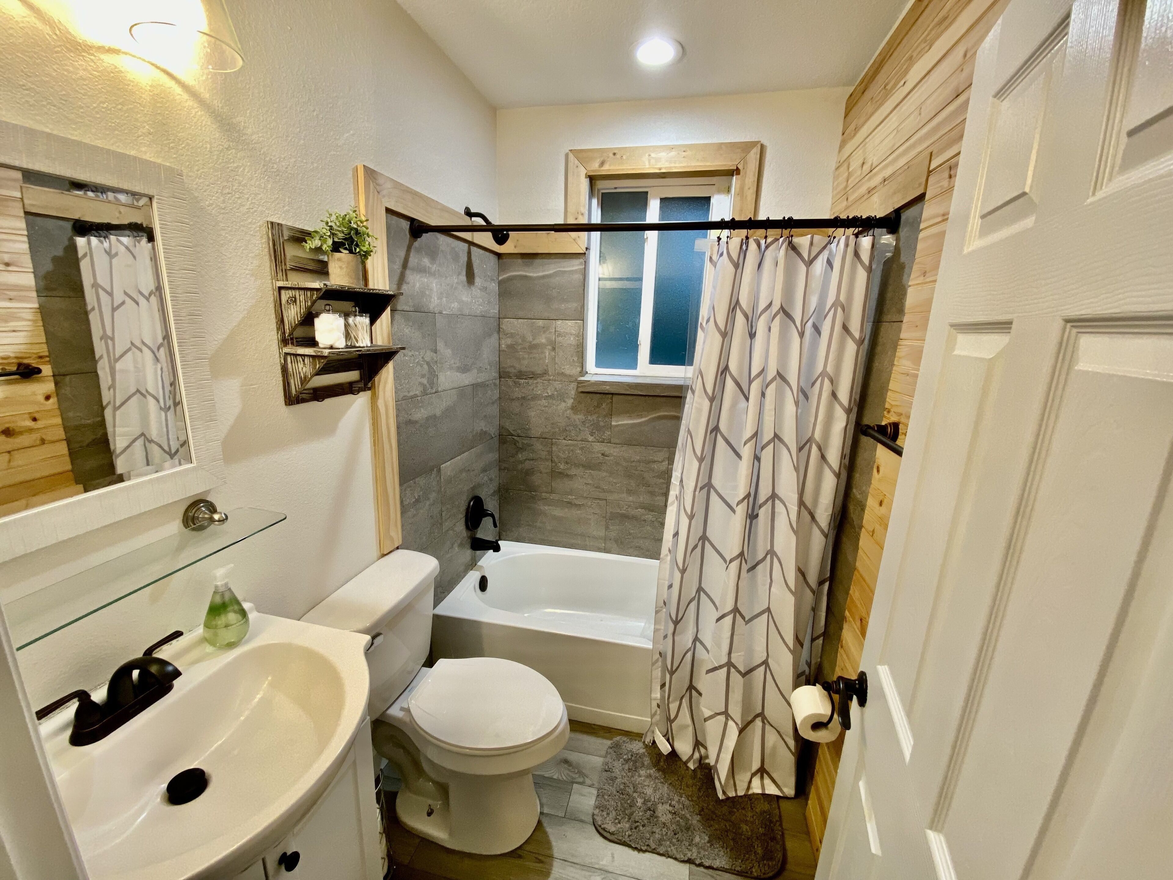 シャワー付き浴槽、ヘアドライヤー、タオル、石鹸