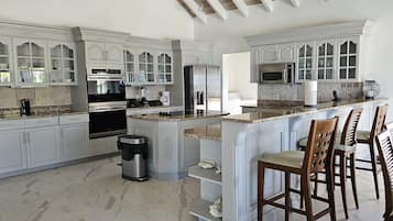 Frigorífic, microones, forn i placa de cuina