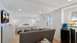 5 habitaciones, escritorio y tabla de planchar con plancha