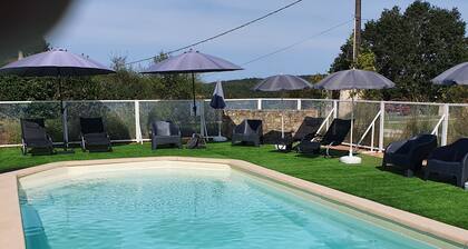 Comfortable 8-person house with shared heated pool between Sarlat and Cahors