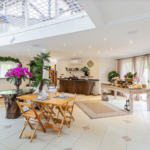 Bao gồm bữa sáng buffet hàng ngày
