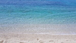 A beach with clear shallow water and a pebbly shore. - Villa on the Sea with pool and direct descent to the beach (Parghelia (Tropea))