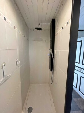 Chuveiro, produtos de toalete grátis, secador de cabelo 