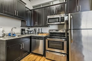 Réfrigérateur, four à micro-ondes, un four, surface de cuisson