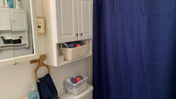 Ensemble baignoire-douche, séchoir à cheveux, serviettes fournies, savon