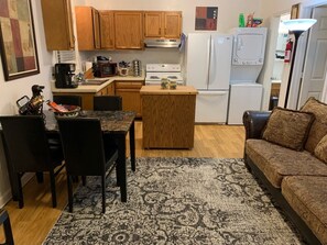 Jääkaappi, mikroaaltouuni, uuni, liesi