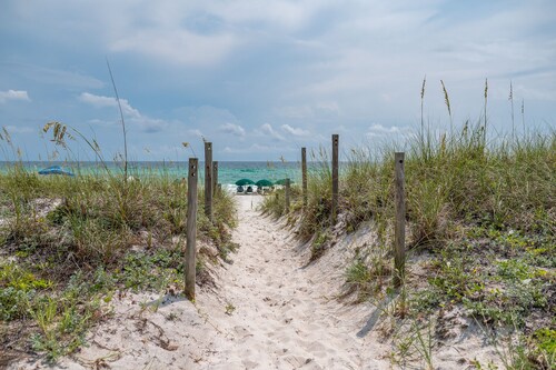 Feeling Beachy Cottage, Sleeps 6, Steps away from the beach!