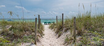 Feeling Beachy Cottage, Sleeps 6, Steps away from the beach!