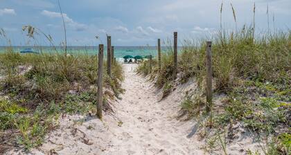 Feeling Beachy Cottage, Sleeps 6, Steps away from the beach!